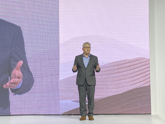 닉 코너 볼보 아시아태평양(APEC) 총괄 사장이 27일 서울 중구 웨스틴조선호텔에서 열린 S60·V60 CC 론칭 행사에서 발표를 하고 있다. 장우진 기자